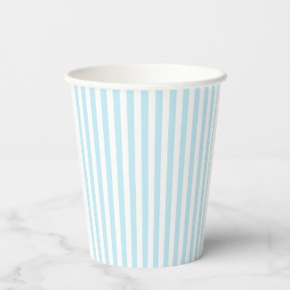 Pastelblauwe en witte gestreepte papieren bekers