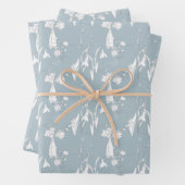 Pastelblauwe vaas met bloemen en bloesems inpakpapier vel (In situ)