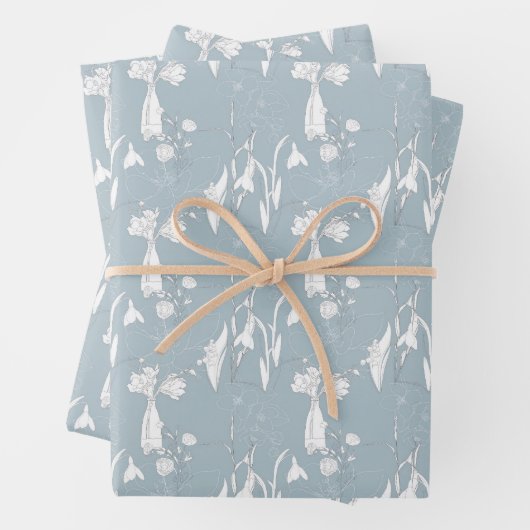 Pastelblauwe vaas met bloemen en bloesems inpakpapier vel (In situ)