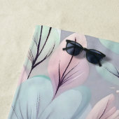 Pastelbloemen en bladeren op Paarse achtergrond Strandlaken (In situ)