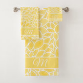 Pastelgele dahlia's monogram bad handdoek (Insitu)