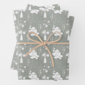 Pastelgrijze vaas met bloemen en bloesems inpakpapier vel (In situ)