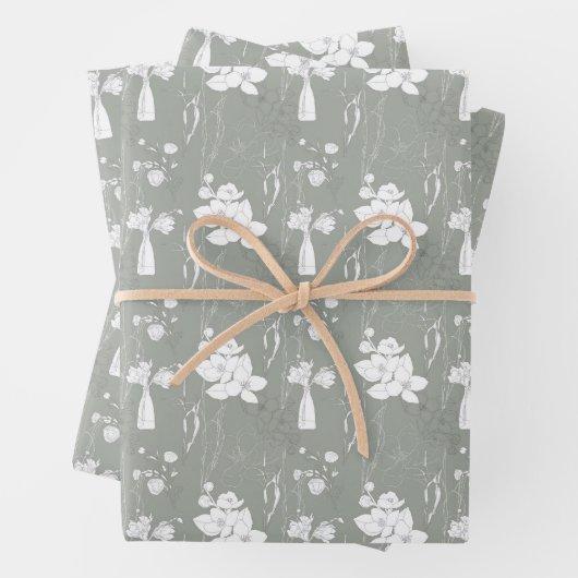 Pastelgrijze vaas met bloemen en bloesems inpakpapier vel (In situ)