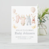 Pastelkleurige babykleertjes Shower Uitnodiging (Staand voorkant)