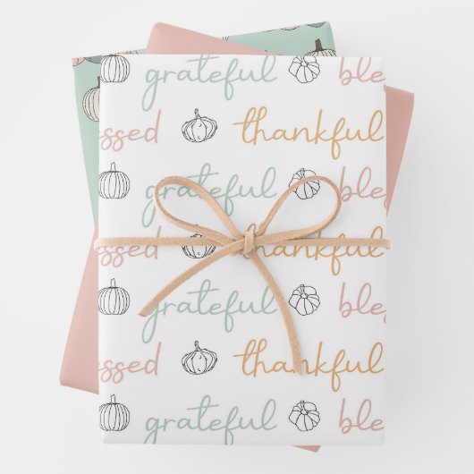 Pastelpompoenen verpakken papieren vellen (In situ)