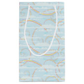 Pastelregenboog in blauwe hemel met witte wolken klein cadeauzakje (Achterkant)