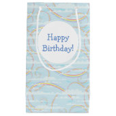 Pastelregenboog in blauwe hemel met witte wolken klein cadeauzakje (Voorkant)