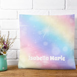 pastelregenboog, speciaal gepersonaliseerd meisje kussen<br><div class="desc">Decoreer de kamer van je kleine meisje met een  pastelregenboog-sparkle kussen die de naam van je kind in schattig wit schrijven kenmerkt. Dit magische kinder slaapslaapkamerdecor illustreert de betovering van de kindertijd.</div>