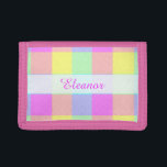 Pastelregenboogcontrole | Gepersonaliseerde naam Drievoud Portemonnee<br><div class="desc">Dit heldere,  kleurrijke ontwerp heeft een licht getextureerd herhalend gecontroleerd/vierkant patroon in een levendige regenboog van pastelkleuren. Het is een stijlvol,  levendig,   schuimvormend schaakbord dat eruit ziet als springtijd. Geniet ervan als zodanig of gebruik het als achtergrond voor jouw tekst en foto's.</div>