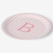 Pastelroze en witte geruite monogram papieren bordje (Gekanteld)