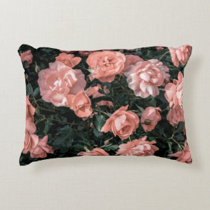 Pastelroze rozen in de tuin in zachte li accent kussen