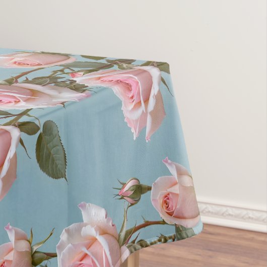 Pastelroze Rozen Op Een Zachte Hemelblauwe Achterg Tafelkleed (Voorbeeld)