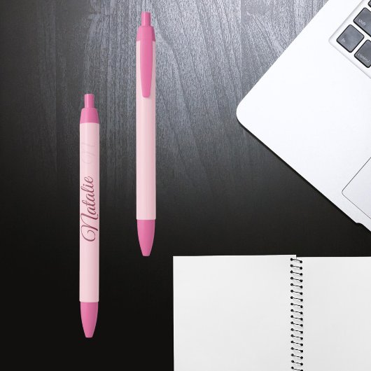 Pastelroze vaste kleur, monogrammen zwarte inkt pen