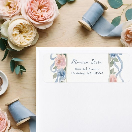 Pastelroze, witte en blauwe rozen en lint etiket