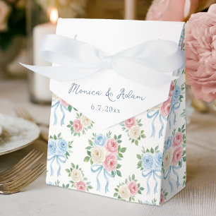 Pastelroze, witte en blauwe rozen en linten bedankdoosjes