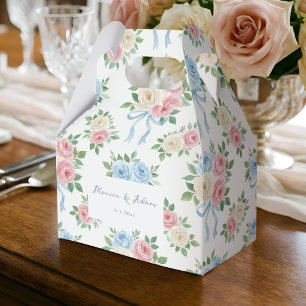 Pastelroze, witte en blauwe rozen en linten bedankdoosjes