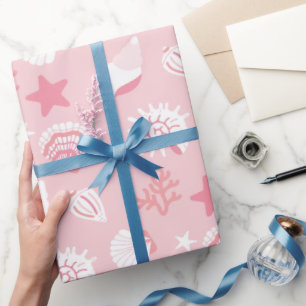 Pastelroze zeeschelpen en naadloos patroon van kor cadeaupapier