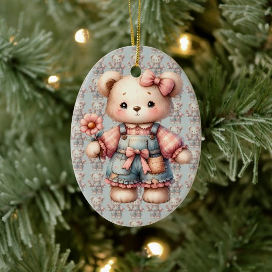 Pastelteddybeer die bloem vasthoudt die overalls d keramisch ornament (Boom)