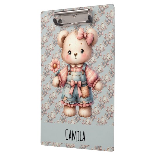 Pastelteddybeer die bloem vasthoudt die overalls d klembord (Links)