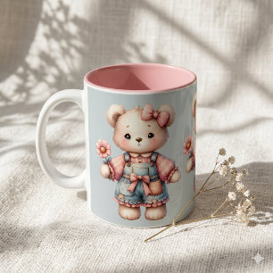 Pastelteddybeer die bloem vasthoudt die overalls d koffiemok