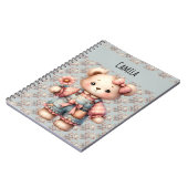 Pastelteddybeer die bloem vasthoudt die overalls d notitieboek (Linkerzijde)