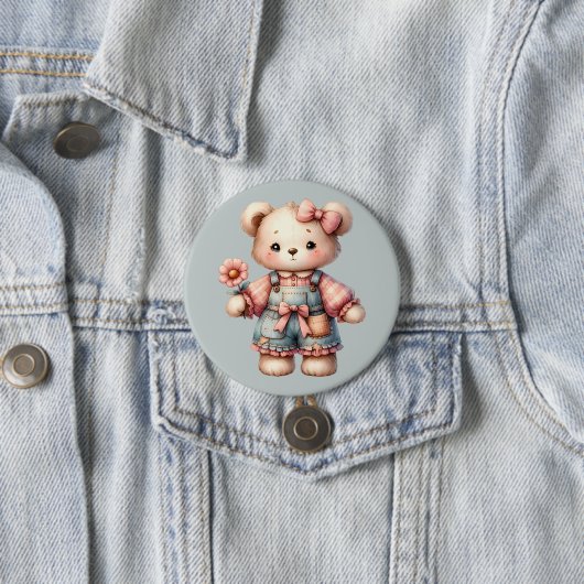 Pastelteddybeer die bloem vasthoudt die overalls d ronde button 7,6 cm (In situ)