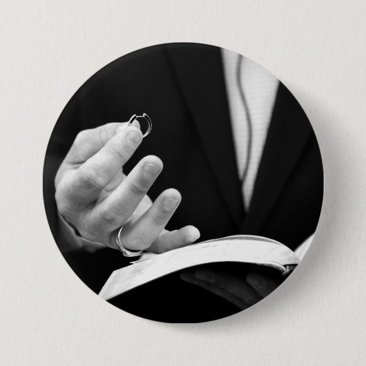 Pastor Holding Ring Ronde Button 7,6 Cm (Voorkant)
