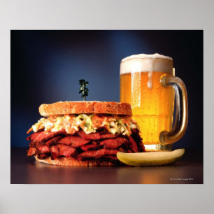 Pastrami-broodje met mok van bier poster