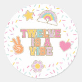 Patch Preppy Twelve is een vibe 12e verjaardag Ronde Sticker (Voorkant)