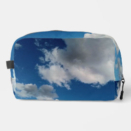 Patches van verschillende gevormde wolken toilettasje