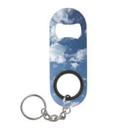 Patches van witte wolken mini flessenopener