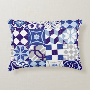 patchwork-achtergrond met traditioneel blauw accent kussen