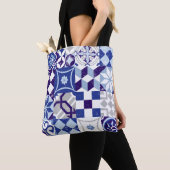 patchwork-achtergrond met traditioneel blauw tote bag (Dichtbij)