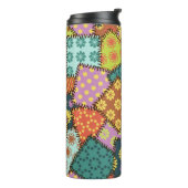 patchwork-achtergrond met verschillende patronen thermosbeker (Gedraaid links)