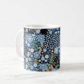Patchwork Blauwe Bloemen: Naadloze Stof. Koffiemok (Voorkant links)