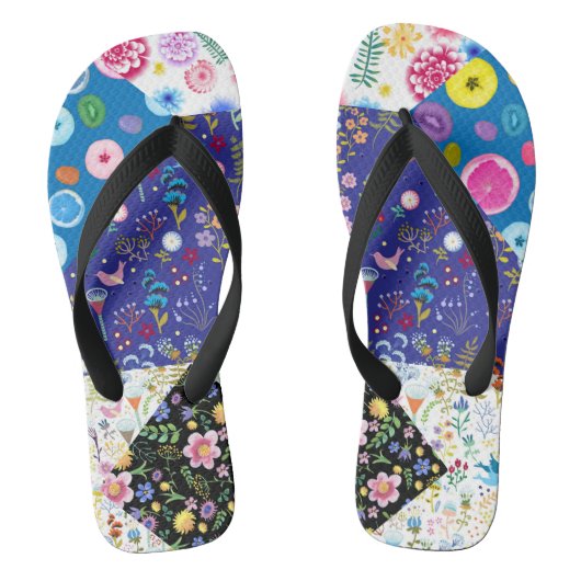 Patchwork bloempatroon op een zwarte achtergrond. teenslippers (Voetbed)