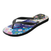 Patchwork bloempatroon op een zwarte achtergrond. teenslippers (Schuin)