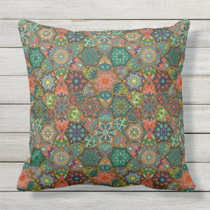 patchwork met floral mandala - elementen buitenkussen