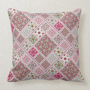 Patchwork-ontwerp in roze en rood kussen