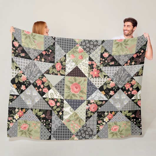 Patchwork Patroon Butterflies Flowers Foliage Roos Fleece Deken (In situ)