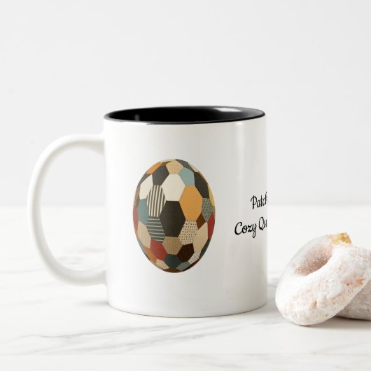 Patchwork Sphere: Gezellig gewatteerd Voetbal Tweekleurige Koffiemok (Met donut)