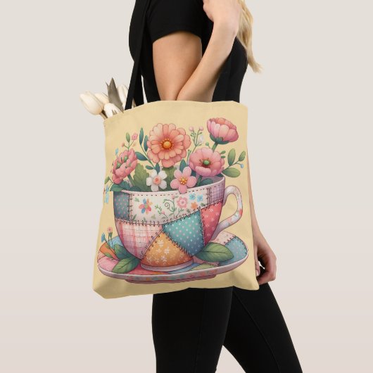 Patchwork theekop met grillige bloemen tote bag (Dichtbij)