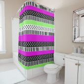 Patchwork van zwart-wit en neon strepen douchegordijn (In situ)