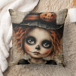 Patchwork Whimsy: De pop die in de schaduw wacht Kussen