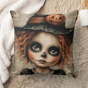 Patchwork Whimsy: De pop die in de schaduw wacht Kussen