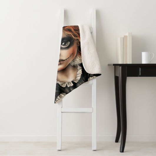 Patchwork Whimsy: De pop die in de schaduw wacht Sherpa Deken (In situ)