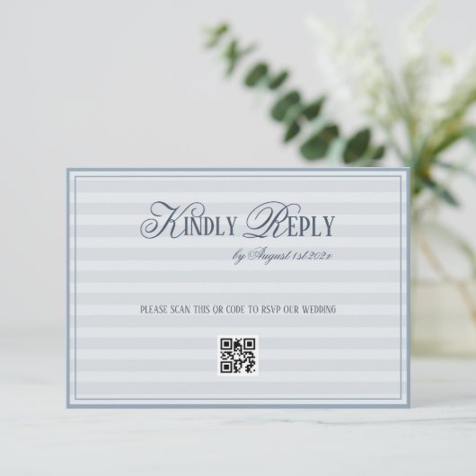 Patel blauw gestreepte trouw-QR-code RSVP Kaartje (Staand voorkant)