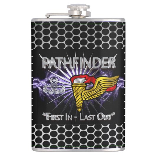 Pathfinder Badge-“Eerst In, Laatst Uit” Heupfles (Voorkant)