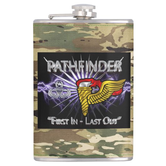 Pathfinder Badge-“Eerste In, Laatste Uit” Camo Heupfles (Voorkant)