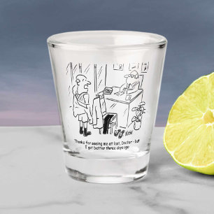 Patiënt vertelt dokter dat hij nu beter is. shot glas